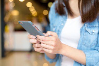 Cep telefonu kullanan kadın
