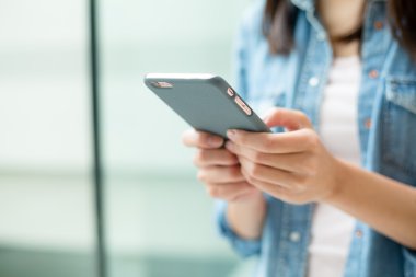 Cep telefonu kullanan kadın