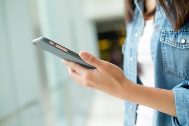 Cep telefonu kullanan kadın