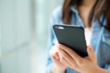 Cep telefonu kullanan kadın