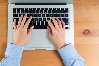 Dizüstü bilgisayar kullanan kadın