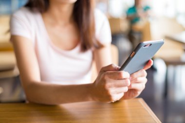 Cep telefonundan mesaj gönderen kadın