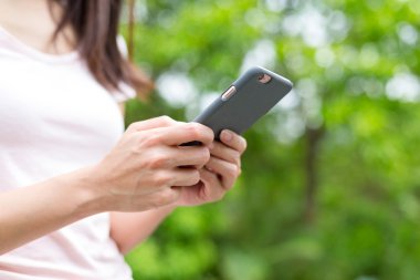 Cep telefonu kullanan kadın 