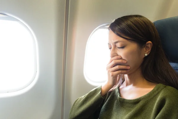 Mujer sintiéndose enferma dentro del avión — Foto de Stock