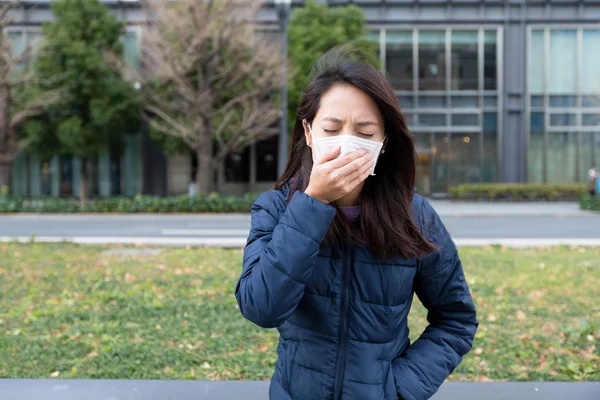 Wanita memakai masker wajah di luar ruangan. — Stok Foto