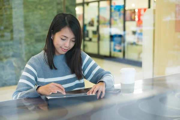 Mujer usando la tableta en la cafetería —  Fotos de Stock