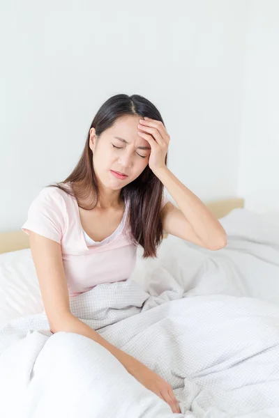 Mujer asiática teniendo un dolor de cabeza — Foto de Stock