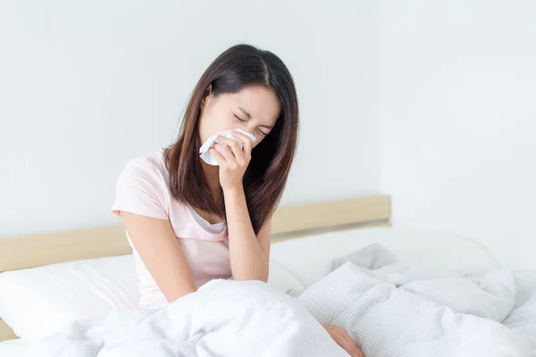 Mujer enferma estornudando en el tejido — Foto de Stock