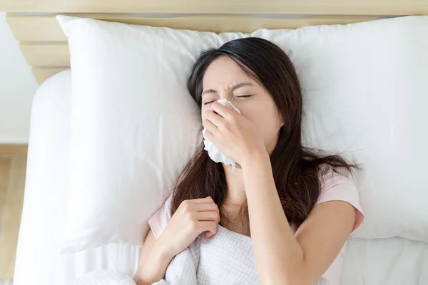 Malade femme éternuer dans les tissus — Photo