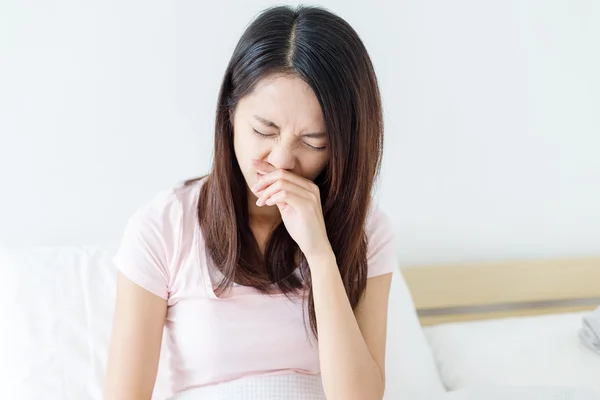 Mujer que sufre de alergia nasal — Foto de Stock