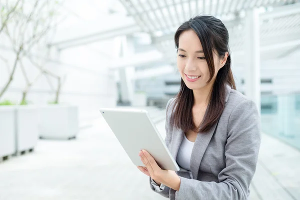 Young asian businesswoman in business suit — Stock Photo, Image