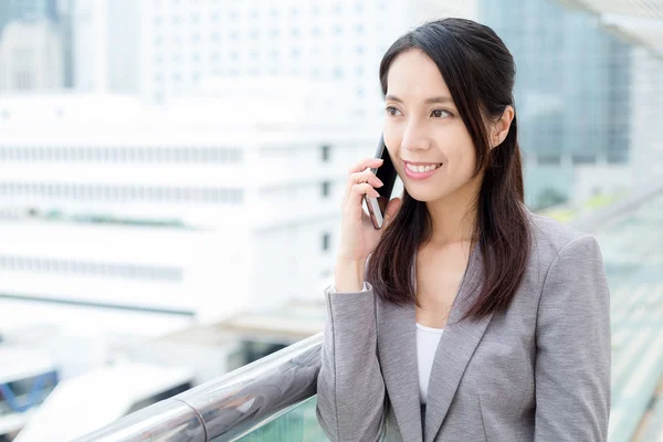 Giovane donna d'affari asiatica in abito da lavoro — Foto Stock