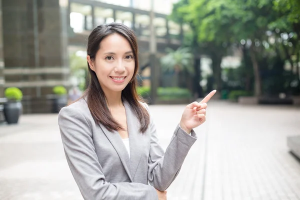 Jeune femme d'affaires asiatique en costume d'affaires — Photo