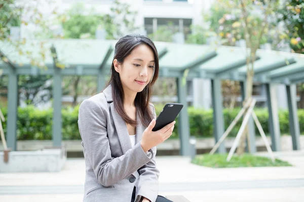 Jeune femme d'affaires asiatique en costume d'affaires — Photo