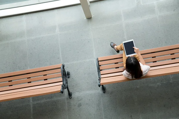 Vrouw op Bank met behulp van digitale tablet — Stockfoto
