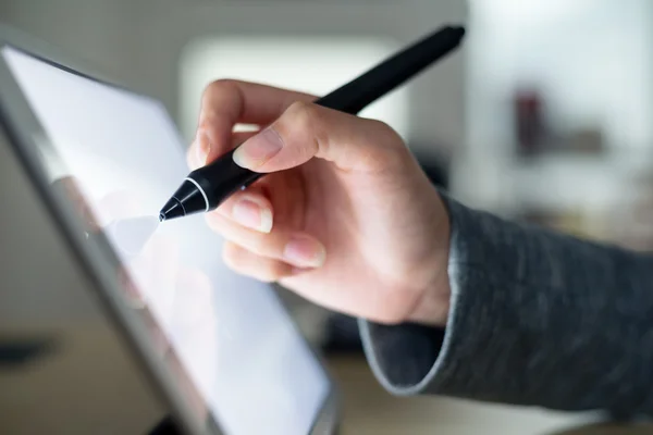 Vrouw die op tablet tekenen met pen — Stockfoto