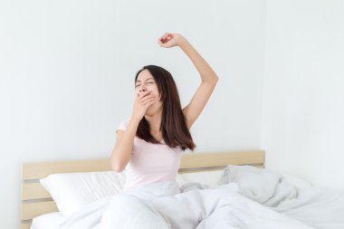 uyanma ve abartılı veren kadın