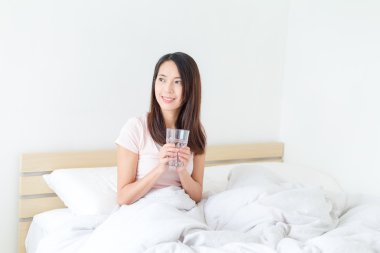 Bir bardak su içen kadın.