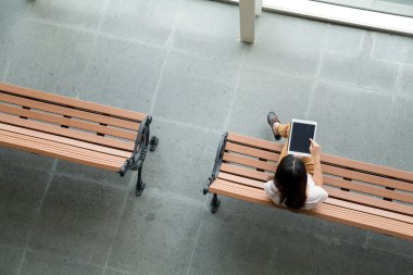 kadın bankta dijital tablet kullanma 