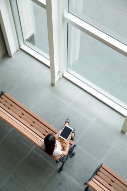 kadın bankta dijital tablet kullanma 