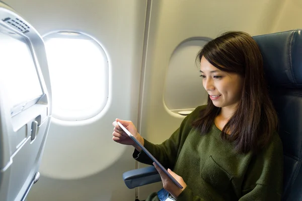 Mujer usando tableta pc en el avión —  Fotos de Stock