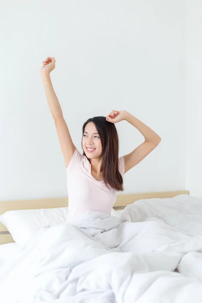 Mulher acordando com um sorriso — Fotografia de Stock