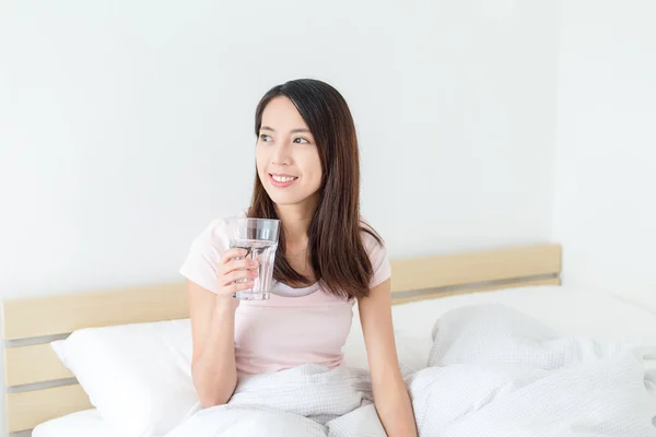 Mujer sosteniendo vidrio con agua —  Fotos de Stock