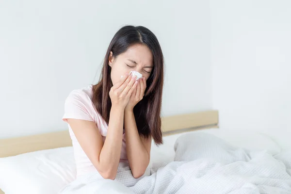 여자 감기에서 고통 — 스톡 사진