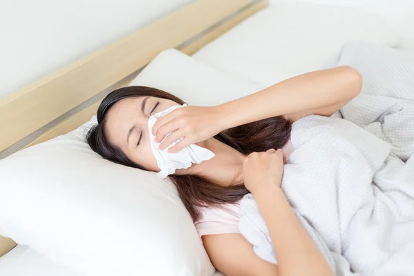 Sick woman sneezing — Stock Photo, Image