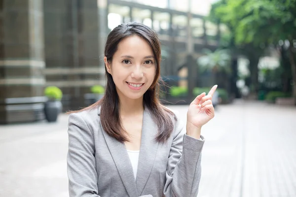 Giovane donna d'affari asiatica in abito da lavoro — Foto Stock