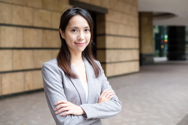 Giovane donna d'affari asiatica in abito da lavoro — Foto Stock