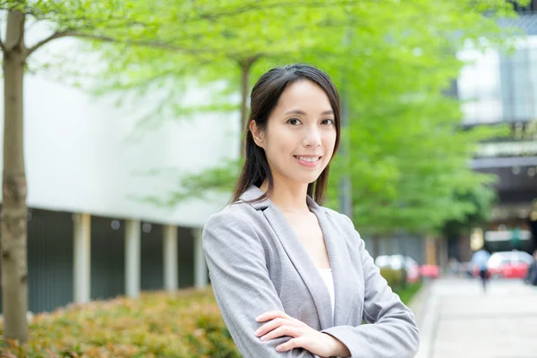 Jeune femme d'affaires asiatique en costume d'affaires — Photo