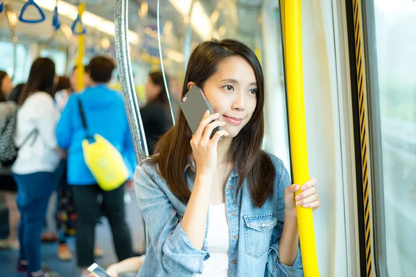 Kadın üstünde hareket eden telefon içinde tren söz — Stok fotoğraf