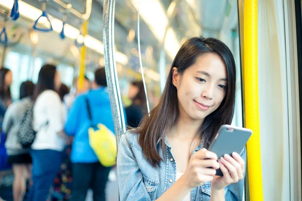 Trende cep telefonu kullanan kadın