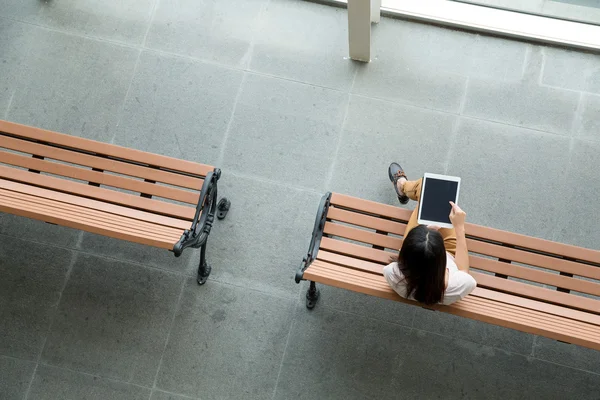 kadın bankta dijital tablet kullanma 