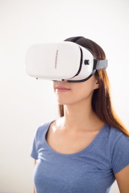 görsel gerçeklik aygıt kullanan kadın