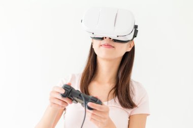 Sanal gerçeklik aygıtıyla kadın