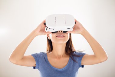 görsel gerçeklik aygıt kullanan kadın