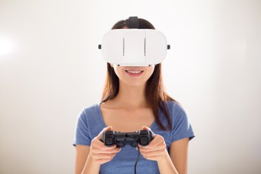 Sanal gerçeklik aygıtıyla kadın