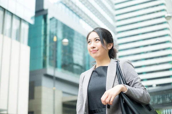 Giovane donna d'affari asiatica in abito da lavoro — Foto Stock