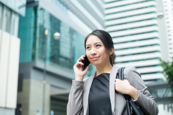 Giovane donna d'affari asiatica in abito da lavoro — Foto Stock