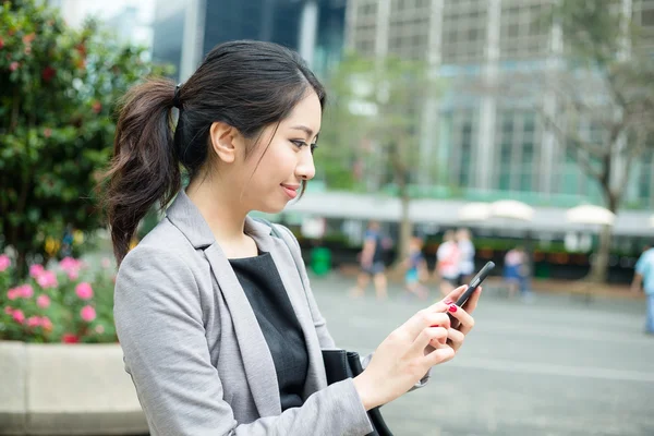 在商务套装的年轻亚洲女商人 — 图库照片