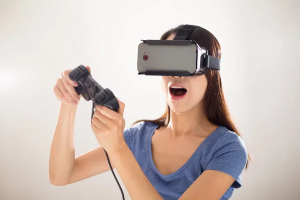 Жінка з пристроєм віртуальної реальності — стокове фото