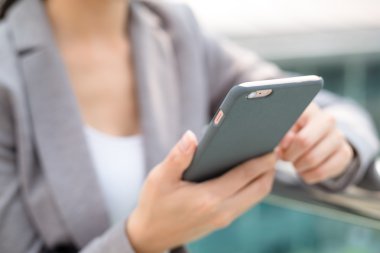 Cep telefonu kullanan iş kadını