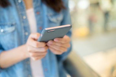 cep telefonu kullanan kadın