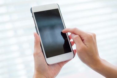 Akıllı telefon kullanan kadın