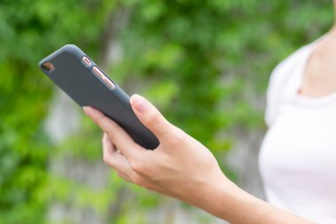 Cep telefonu kullanan kadın