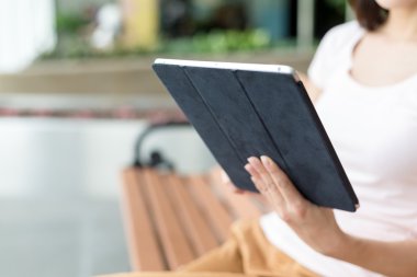 Dijital tablet pc kullanan kadın