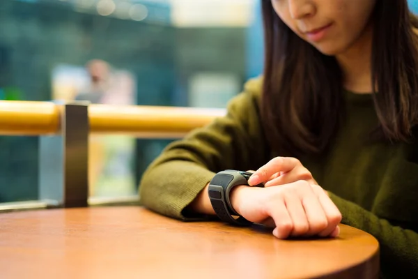 Woman wears smart watch and drinks coffee — Stock Photo, Image