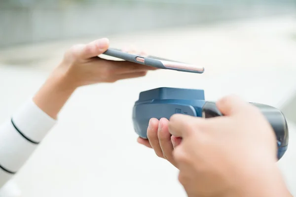 Mulher usando celular para pagar a conta — Fotografia de Stock